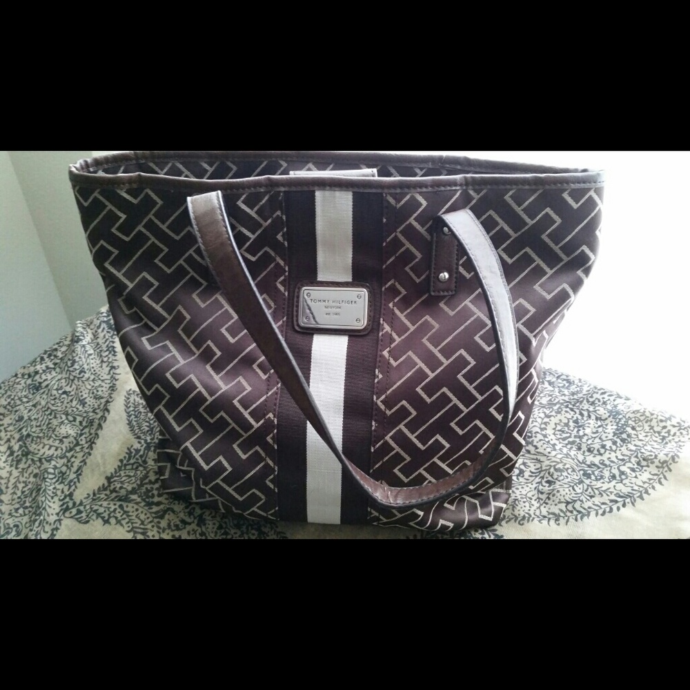 WKND SALE....Tommy hilfiger Purse